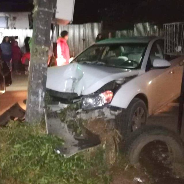 Accidente en Osorno Choca contra poste y huye del lugar PL Prensa