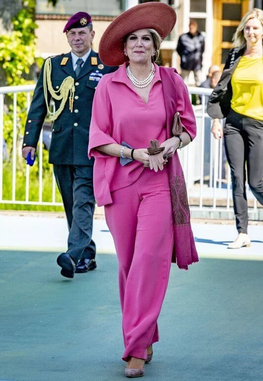 Queen Maxima wore pink silk shirt and wide-leg silk pants from Natan, and flower coral earrings from Van Cleef and Arpels