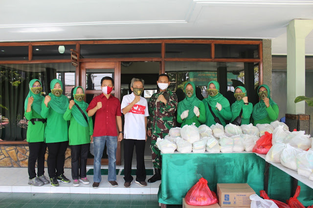 Kediri - Kodim 0809/Kediri Bagikan Sembako, Hand Sanitizer dan Masker, Kepada Abang Becak dan Ojol, Bentuk Kepedulian dan Upaya Cegah Covid-19.  Kediri | Kodim 0809/Kediri menggelar Bakti Sosial dalam rangka pembinaan Keluarga Besar TNI Kodim 0809 Kediri TW. II 2020 dengan Tema Aksi Nyata Bela Negara Keluarga Besar TNI (KBT) di Era Kekinian.  Bakti sosial yang dilakukan oleh Kodim 0809/Kediri pada hari ini, dengan membagikan ratusan paket sembako, ratusan masker dan Hand Sanitazer kepada 50 orang Tukang Becak dan 50 orang Tukang Ojek Online. Jum'at (19/6/2020).  Kegiatan berbagi itu dilaksanakan dilapangan Apel Makodim 0809 Kediri, Jl. Ahmad Yani No. 16 B Kota Kediri yang dipimpin langsung oleh Komandan Kodim Letkol Kav Dwi Agung Sutrisno SE Msi (Han) dengan diikuti Ketua Persit KCK Cab. XXV Kodim 0809/Kediri beserta pengurus, Kasdim 0809 Kediri Mayor Czi Gatot Palwo Edi, H. Rudi Nasrun, Bapak Iwan (pengusaha), Pasiter Kodim 0809/Kediri Kapten Arh Ajir beserta jajaran Danramil 0809/Kediri.    Pasi Teritorial Kodim 0809 Kediri Kapten Arh Ajir mengungkapkan,