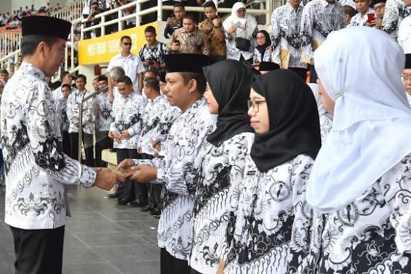 Presiden Teken Hukum Angkat Honorer Jadi Pppk