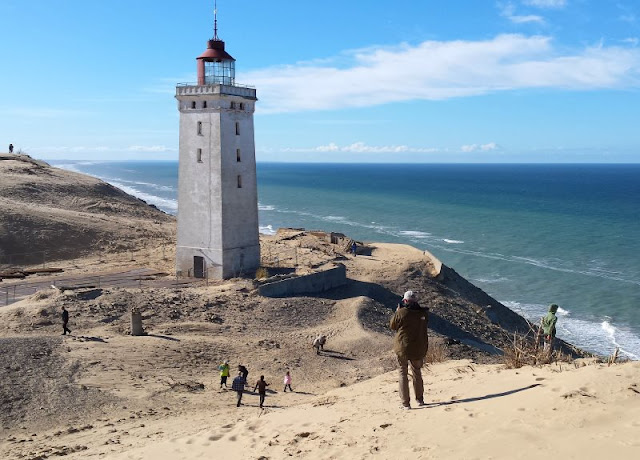 Eine Welt aus Sand: Der Leuchtturm von Rubjerg Knude. Er steht nah am Abgrund und ein Absturz droht schon bald.