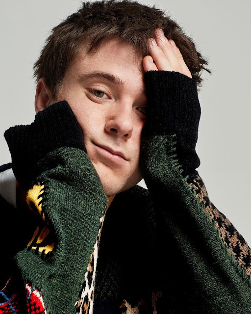 Alec Benjamin, Powfu e Rxseboy se unem a produtor italiano para o