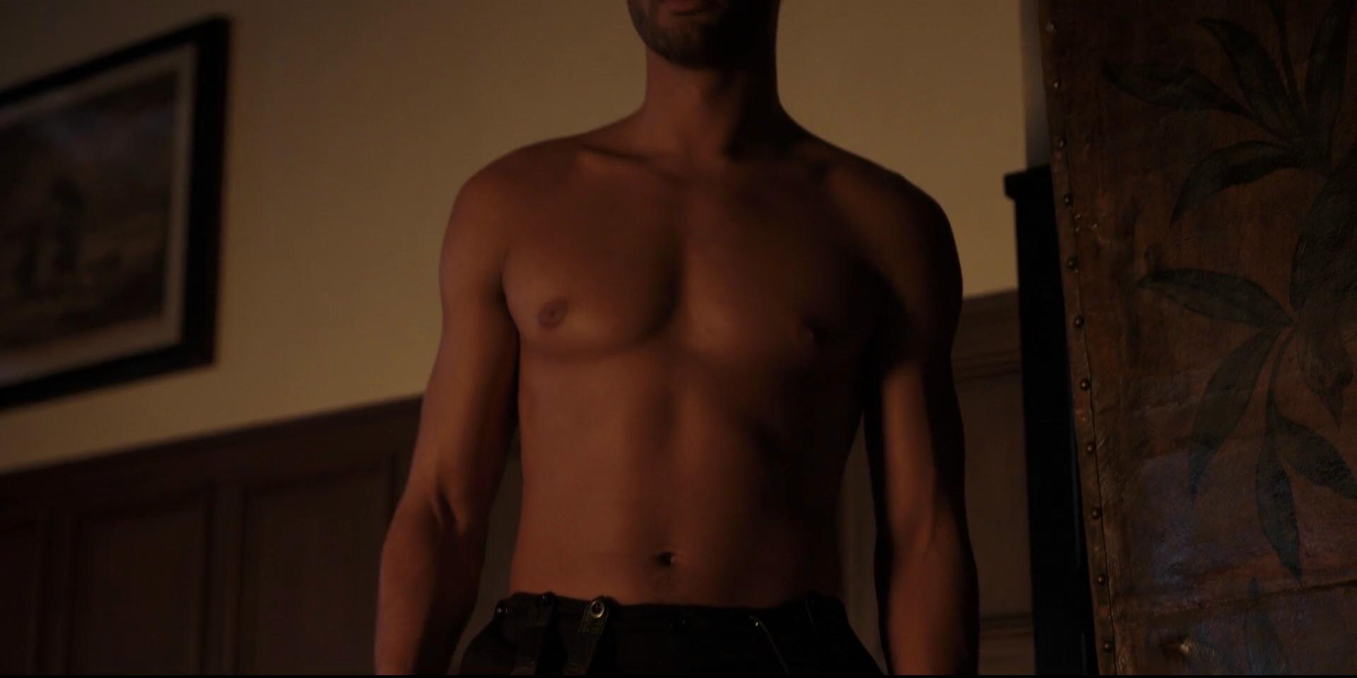 Regé-Jean Page naked bum in Bridgerton S01E05.