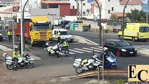 Motorista Guardia Civil atropellado por camión en la GC-2 Motorista Guardia Civil atropellado por camión en la GC-2