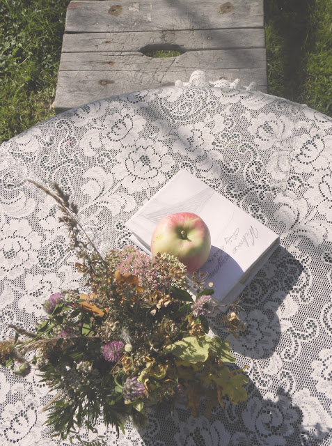 Stół w letnim ogrodzie