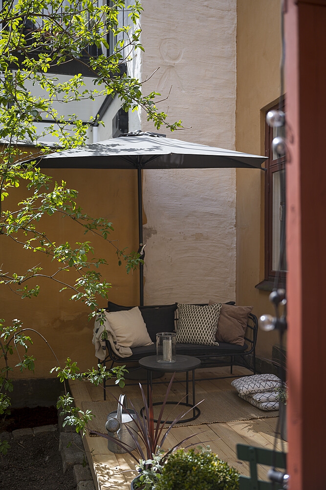 UN REZ DE CHAUSSÉE ET SA TERRASSE