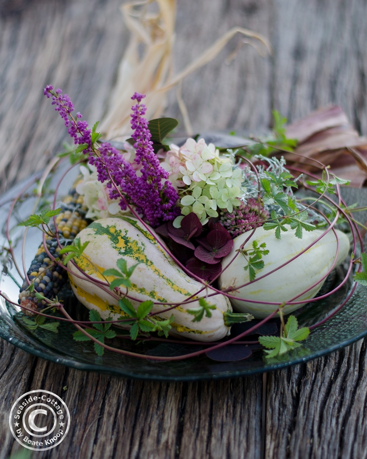 DIY Schritt-für-Schritt Anleitung: Herbstliches Gesteck mit Kürbissen und Ziermais Tischdeko Herbstgesteck Anleitung