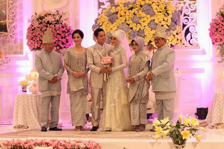 tradisi gaun pernikahan islami