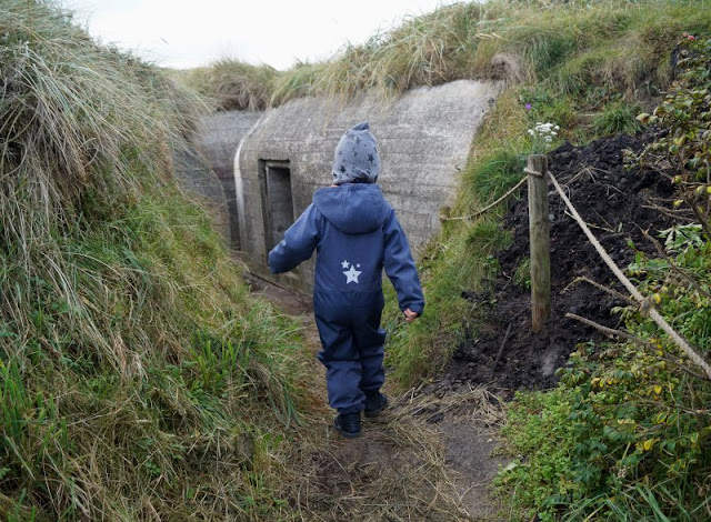 7 Ausflüge für Familien in Nord-Dänemark, die komplett kostenlos sind. Die Bunkeranlage beim Leuchtturm Hirtshals ist auch für Kinder reizvoll, ebenso ein Ausflug in den nahen Hafen.