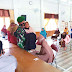 Babinsa Bantu Kesulitan Warga Saat Pengambilan BST