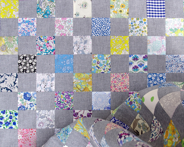 Chambray + Liberty of London Checkerboard Quilt | © Red Pepper Quilts 2018 #checkerboardquilt #patchworkquilt #traditionalquilt