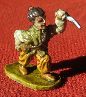 un tueur brandit son couteau et va frapper figurine d'assassin de trois-quarts avant