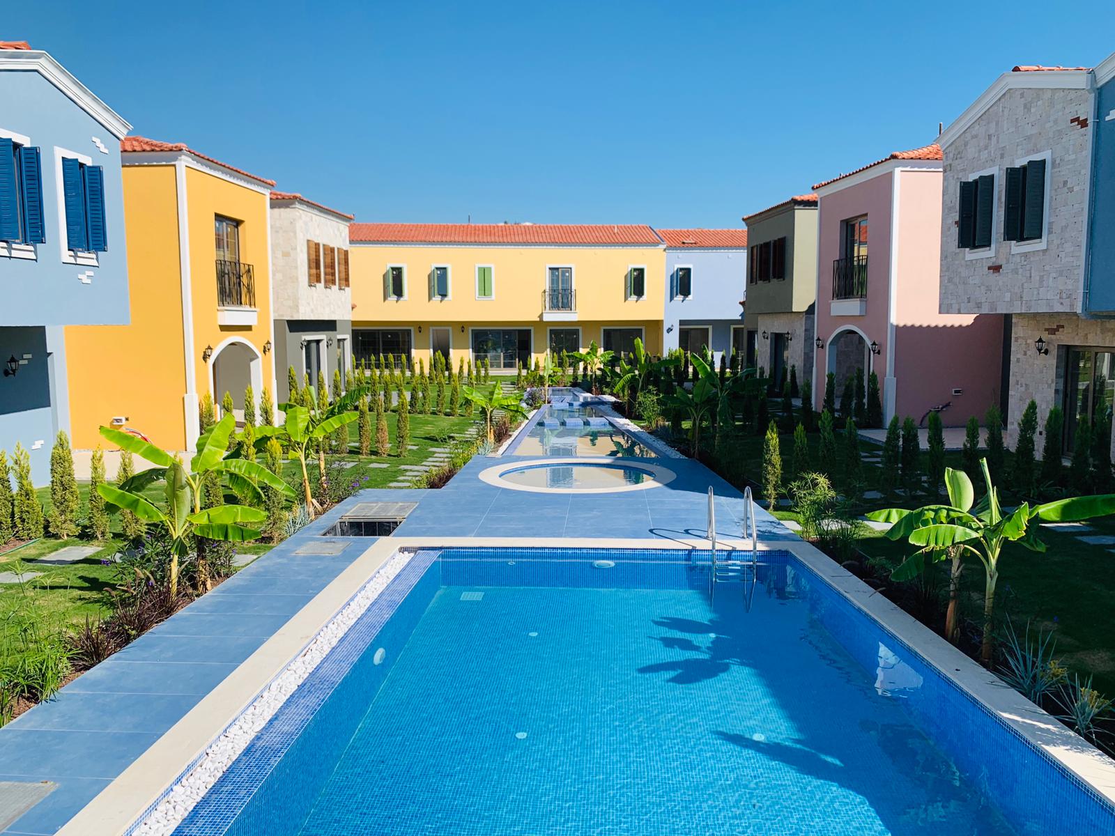 Acil satılık Havuzlu Güvenlikli Denize yakın havuzlu yazlık villa