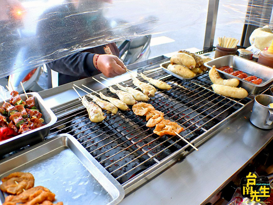 台南大腸包小腸關東煮/無店名無招牌飄香10多年/每日限量晚來吃不到/下午才營業只賣4.5小時/沒有在地人帶路保證找不到/網路上完全沒有食記