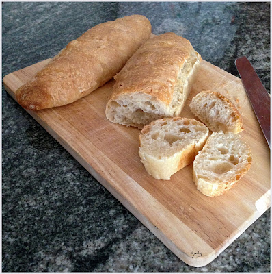 Piccole baguette o filoncini di pane con pasta madre