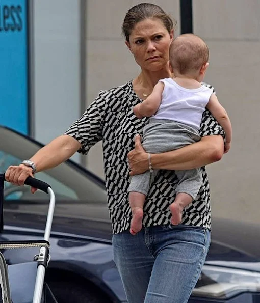 Crown Princess Victoria with Prince Oscar in New York, Crown princess Victoria style tods flat shoes