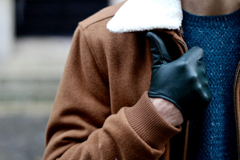 BLOG-MODE-HOMME-manteau-masculin-aviateur-hiver-meilleur-gant-cuir-marks-and-spencer-pull-cachemire-caban-marron-col-mouton-dandy-viril-bordeaux-paris