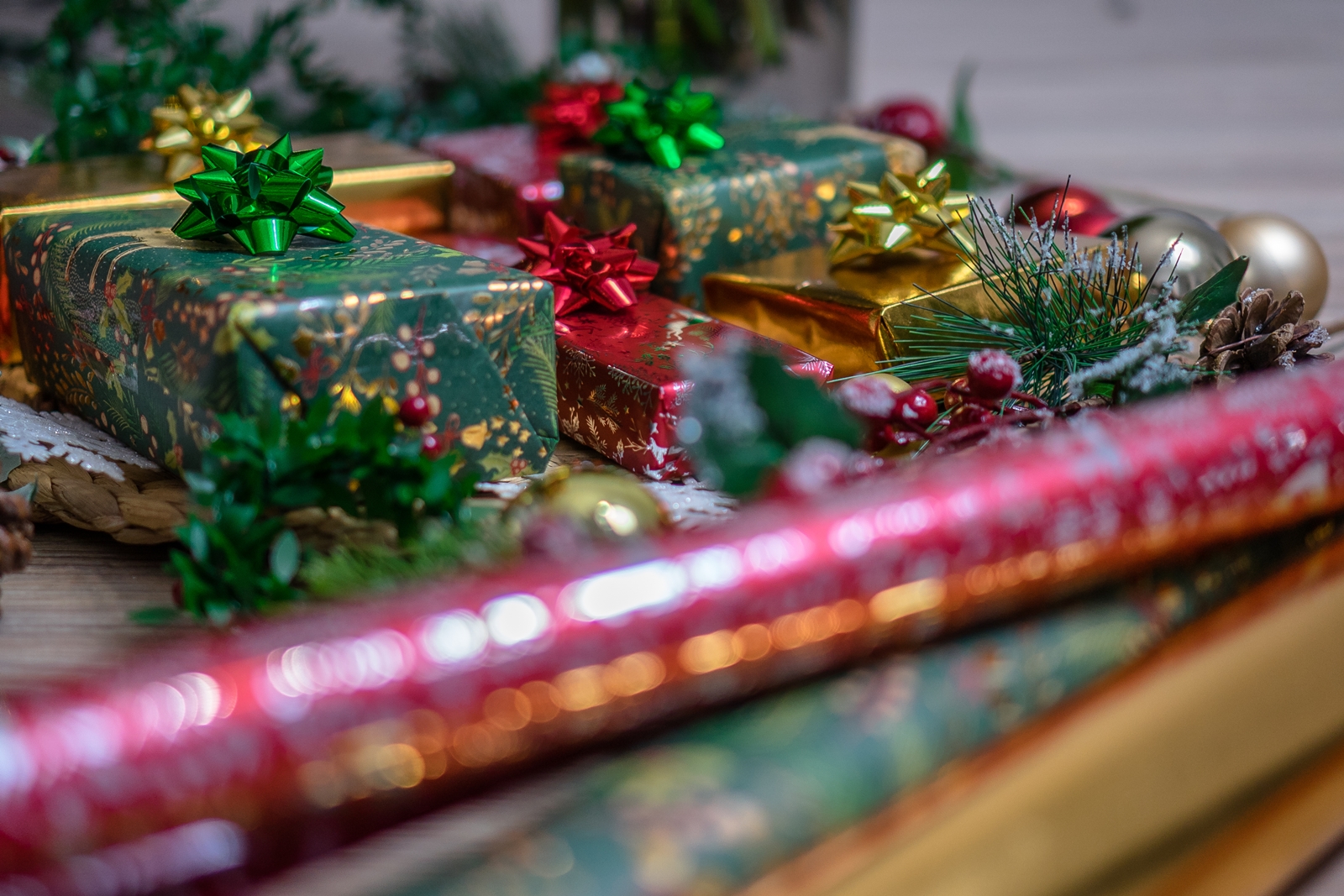 Jak zapakować prezent w papier pakowy Inspiracje na eleganckie prezenty pod choinkę  gdzie kupić ładny papier pakowy, w sarnny, złoty, czerwona folia, świąteczne prezenty  krok po kroku.