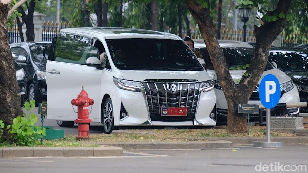 Naik Mobil Alphard Putih '1-00', Prabowo Temui Jokowi di Istana