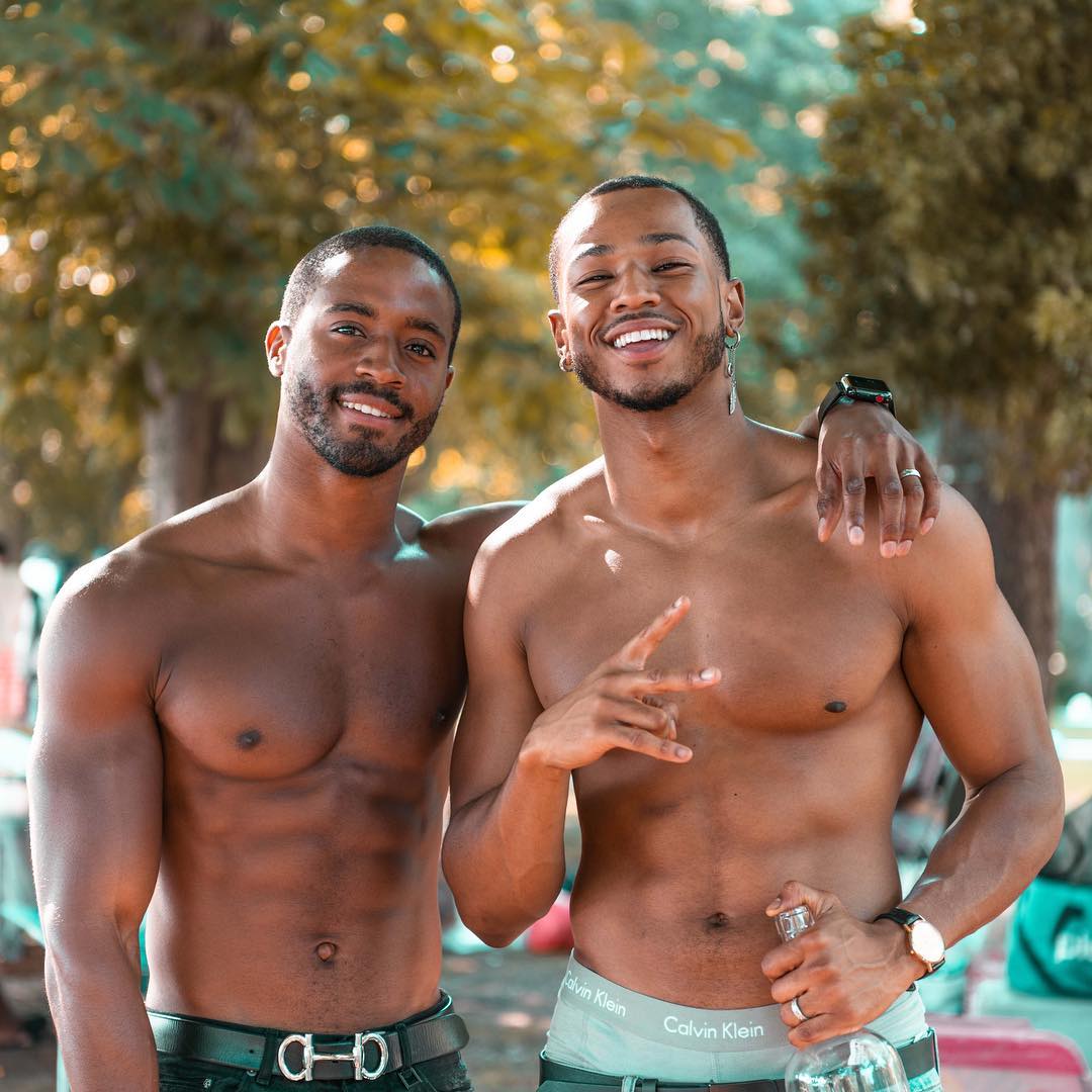 3 негра гея. Два темнокожих парня. Два негра. Чернокожие мужчины несколько. Много красивых афроамериканцев.