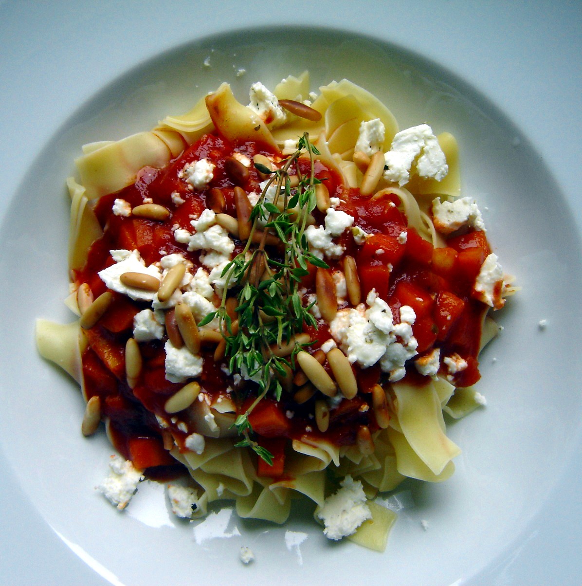 Bandnudeln auf Möhren-Tomaten-Sauce mit Feta und Pinienkernen – The ...