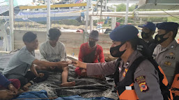 Sat Polair Polres Indramayu Sosialisasi 3M dan Bagikan Masker di Muara Karangsong