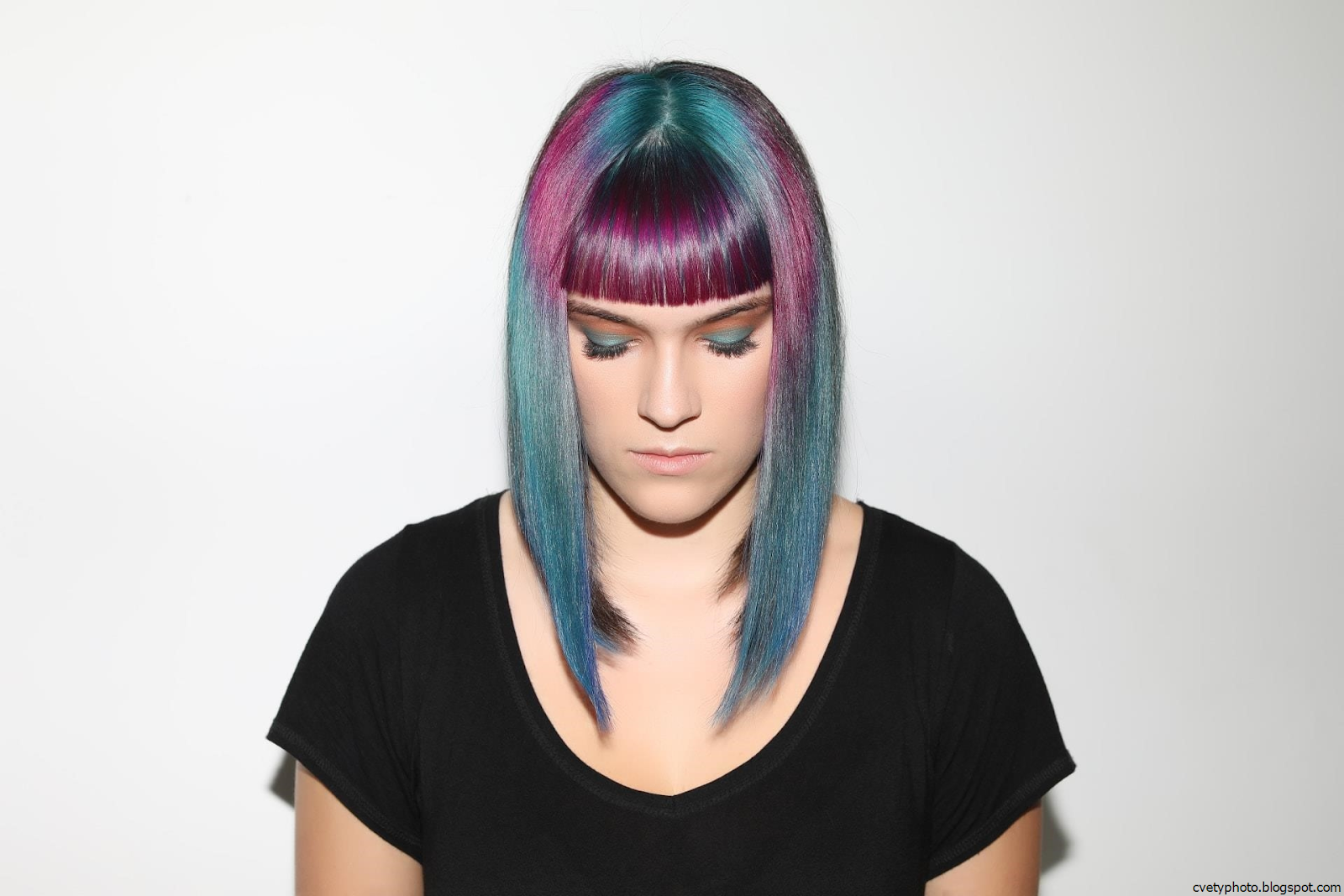 колорирование боб каре асимметрия. красить волосы два цвета. яркие пряди на короткие волосы. необычное окрашивание волос. необычное окрашивание волос.