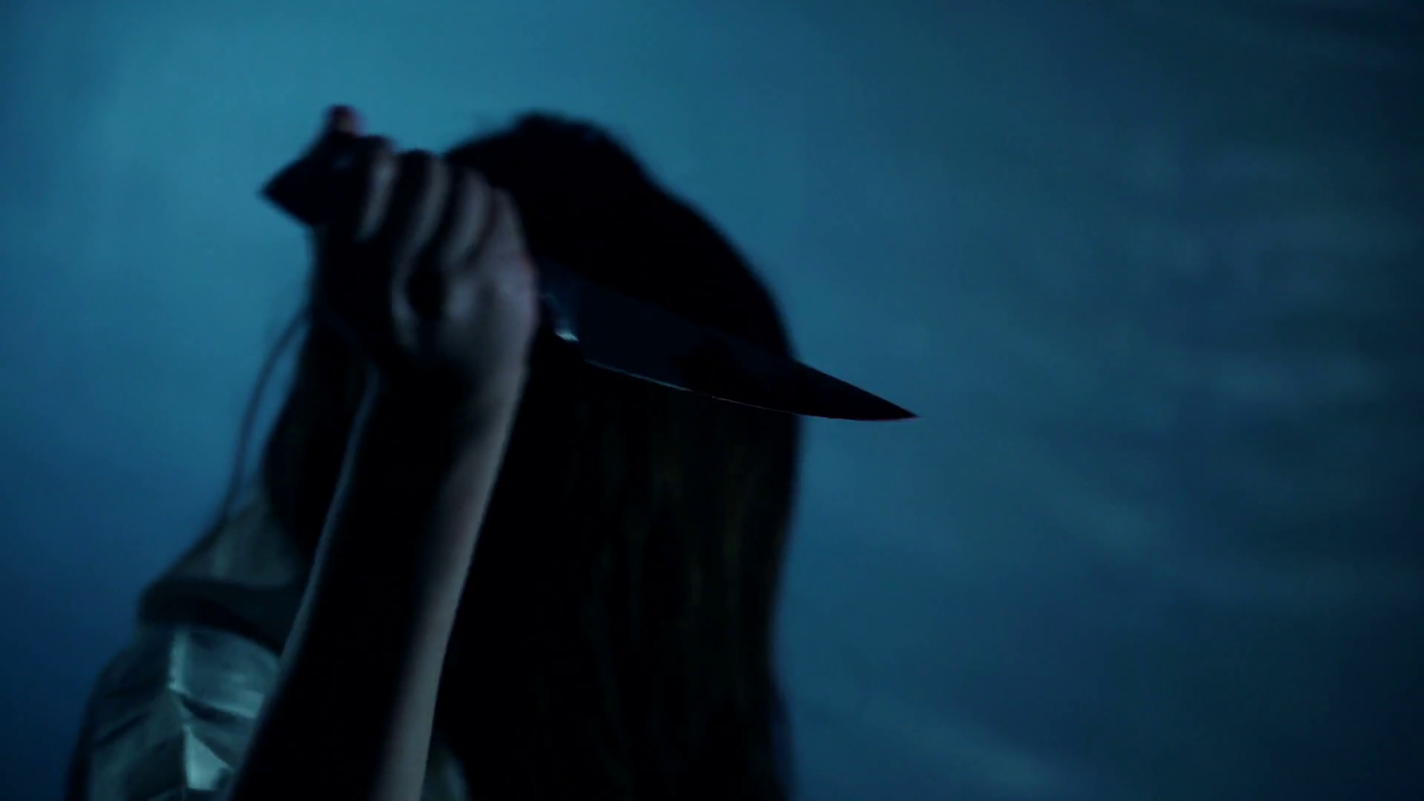 лидеры ес убийцы детей. самые безжалостные. высказывания про жалость. женщина с пистолетом. мужчина целится в женщину.