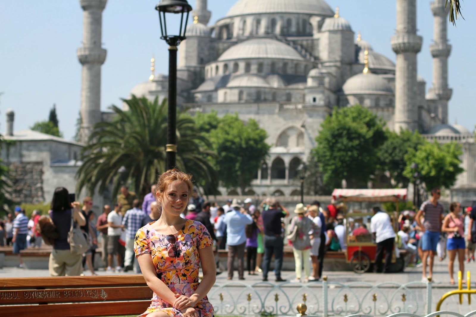 После стамбула. Стамбул девушка. Фото девушек в Стамбуле. Стамбул в апреле девушки. Голубая мечеть Стамбул фото девушки.