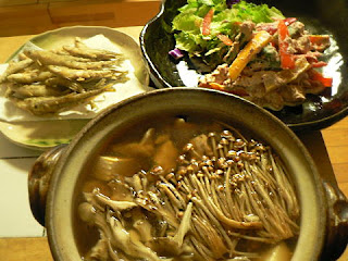 夕食の献立 ワカサギのから揚げ 彩サラダ タラとキノコの鍋 夕食の献立 ワカサギのから揚げ 彩サラダ タラとキノコの鍋