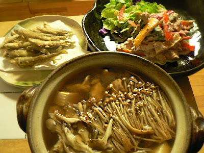 夕食の献立　ワカサギのから揚げ　彩サラダ　タラとキノコの鍋