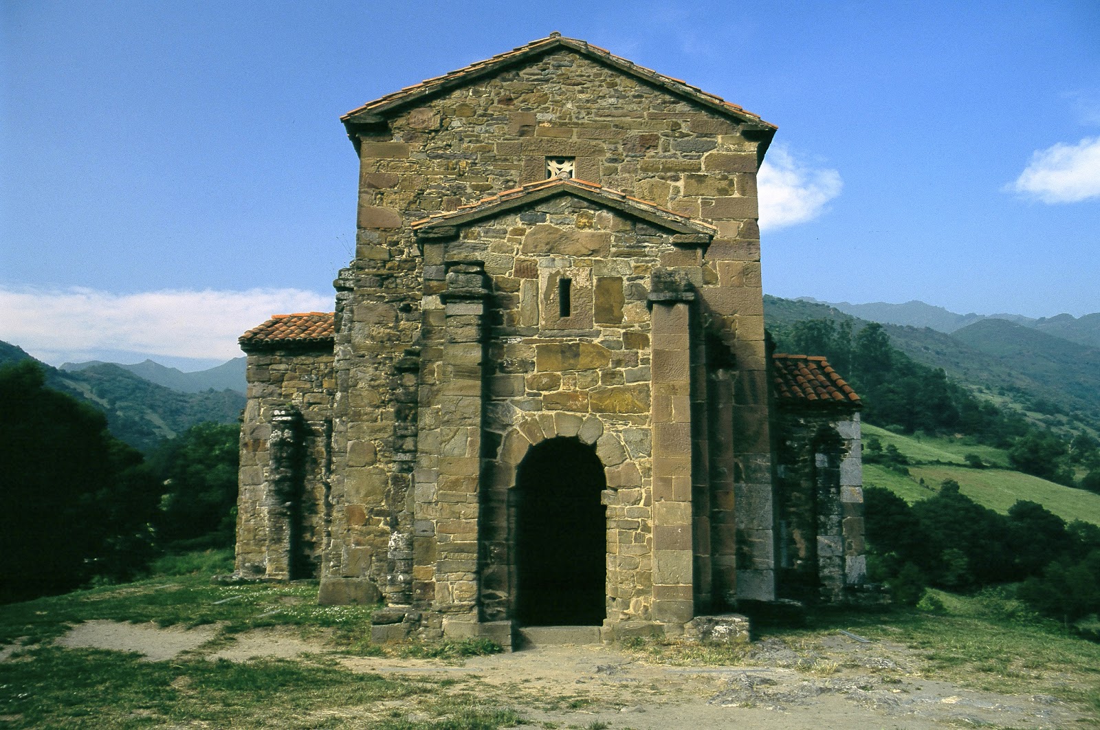 artE Iglesia de SANTA CRISTINA de LENA artE Iglesia de SANTA CRISTINA de LENA
