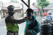 Hujan Deras, Ini Potret Aksi Personel Polres Batang Bagikan Masker Gratis