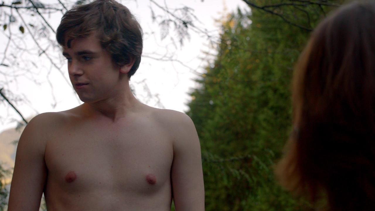 Keenan Tracey, Freddie Highmore and Max Thieriot shirtless in Bates Motel 2...