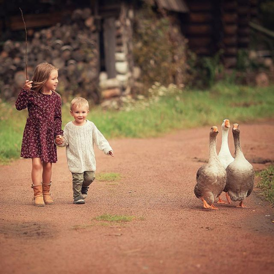 أجمل صور أطفال باللون البني مع حيوانات أليفة رائعة جدا