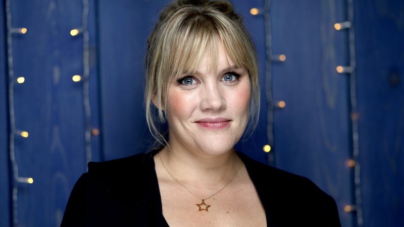Café com Net - Emerald Fennell Café com Net - Emerald Fennell