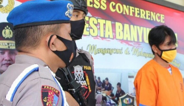 Siswi 16 Tahun ini Diperkosa Temannya Sendiri, Begini Modusnya Banyuwangi - majalahglobal.com : Diduga mabuk akibat minuman keras, seorang pelajar usia 16 tahun di Banyuwangi dicabuli dan diperkosa oleh temannya sendiri. Tak terima dengan apa yang dialami oleh anaknya, orang tua korban melaporkan pelaku. Pelaku adalah DN (21), warga Desa Lemahbang Dewo, Kecamatan Rogojampi, Banyuwangi ke polisi. Kapolresta Banyuwangi Kombes Pol Arman Asmara mengatakan aksi pencabulan berujung persetubuhan itu terjadi pada 11 Agustus 2020 lalu. Modusnya, pelaku bersama teman-temanya pelaku mengajak korban ke sebuah hotel di Rogojampi untuk berpesta minuman keras. Melihat kondisi korban tidak berdaya akibat mabuk berat, pelaku mendekati korban dan mulai melancarkan aksi bejatnya. Tidak hanya itu, korban yang masih dalam kondisi tak berdaya akibat miras juga diajak menginap di kamar hotel dan baru keesokan paginya diantar pulang ke rumahnya. “Korban diajak minum minuman keras di sebuah hotel. Setelah mabuk, korban diperkosa. Korban juga diajak menginap di hotel tesebut, baru diantar pulang pagi harinya,” kata Arman di Mapolresta Banyuwangi, Kamis (27/8/2020). Arman menambahkan setelah aksi persetubuhan itu, setiba di rumah, korban menceritakan kejadian yang dialami kepada orang tuanya. Lantaran tidak terima dengan perbuatan pelaku, orang tua korban langsung melapor ke polisi. Mendapat laporan tersebut, petugas langsung melakukan penyelidikan dan sekaligus menangkap pelaku. “Nah sampai di rumah, korban cerita ke orang tuanya. Kemudian orang tua korban lapor ke kita, langsung kita tindaklanjuti. Pelaku juga mengakui jika sebelumnya telah meniduri korban pada bulan Juli 2020 lalu di sebuah kamar kos di Desa Pengantigan, Rogojampi,” ujar Kapolresta. Atas perbuatannya, pelaku dijerat Pasal 81 ayat (2), 82 ayat (1) UU RI Nomor 17 Tahun 2016 tentang Penetapan Peraturan Pemerintah Pengganti UU Nomor 1 Tahun 2016 tentang Perubahan Kedua Atas UU RI Nomor 23 Tahun 2002 tentang Perlindungan Anak. “Ancaman hukumannya, minimal 5 tahun dan maksimal 15 tahun penjara. Atau denda sebesar 5 miliar rupiah,” terangnya. (Jayak)