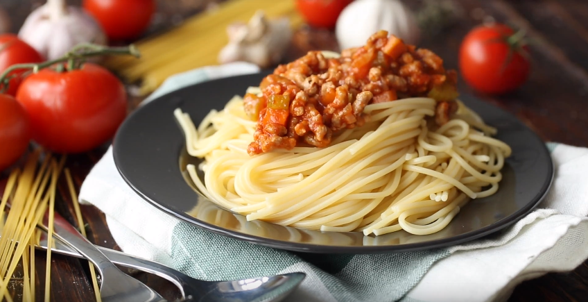 спагетти с красной этикеткой. сырная основа для пасты?. как сделать макароны с подливом рецепт. пассерованные с томатной пастой. сацебели томатный.