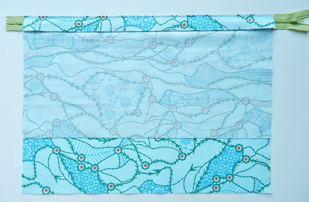 installing zipper closure in a pillow cover {tutorial}