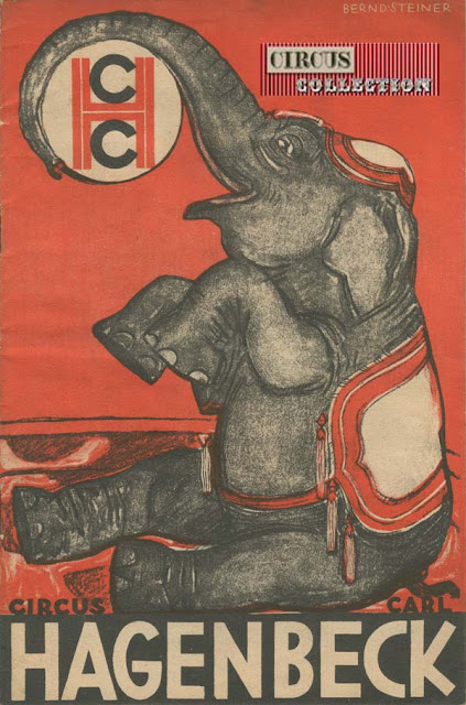 éléphant assis portant dans sa tompe le logo du Circus Carl Hagenbeck 