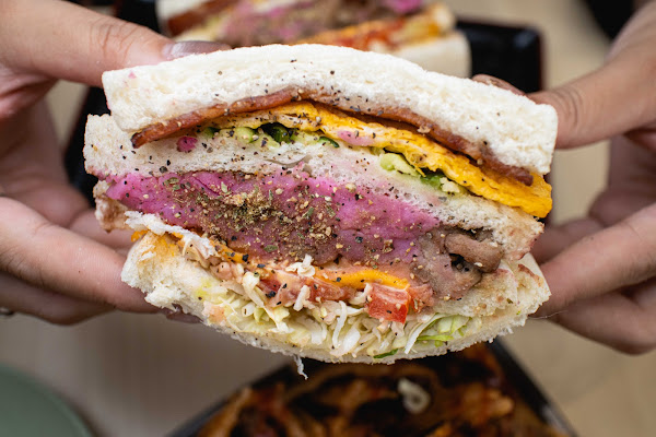 台中早午餐【迷霧早午餐-大里朝柴店】大里美食!超可愛柴柴風早午餐隱身大里街邊!薯泥三明治南瓜抓餅日式炒飯厚片土司通通有!也可以外帶外送回家享用!