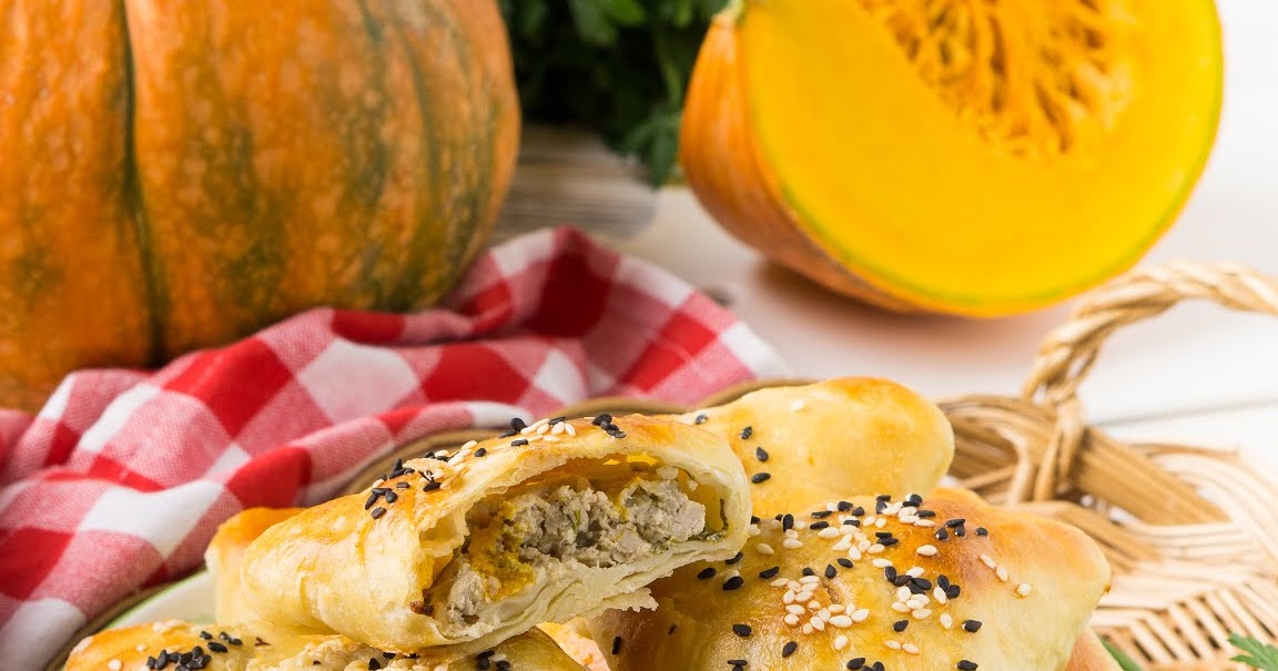 сладкая самса с тыквой. самса с тыквой в духовке. самса с тыквой. бичак самса. самса с курицей и картошкой из слоеного теста в духовке.