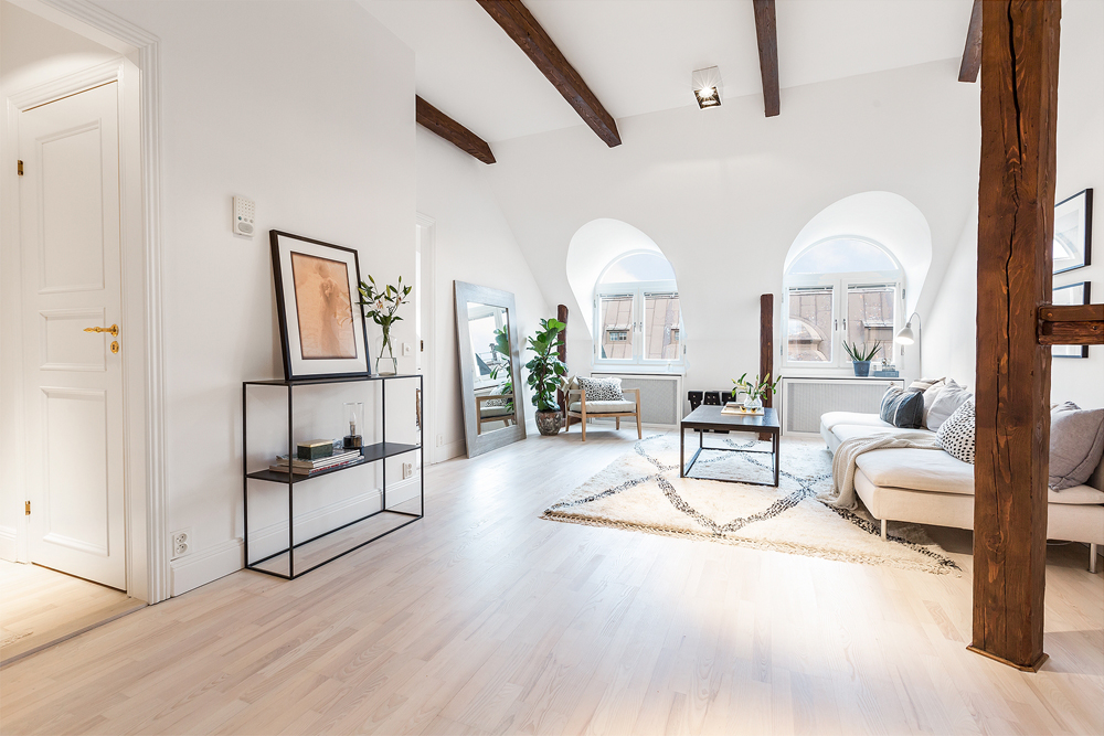 Buhardilla blanca con toques de madera - mcompany style