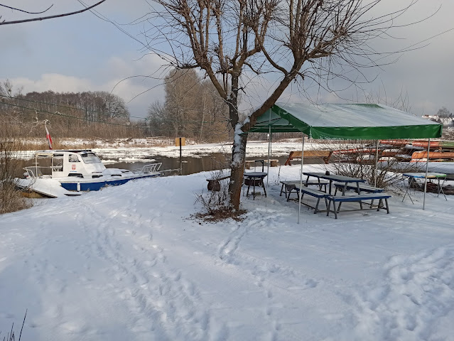 Niebieski kącik na Przystani Kowale cały pokryty śniegiem czeka na wiosnę.