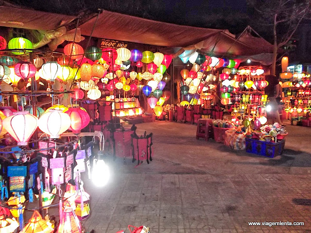 O colorido comércio das luminárias