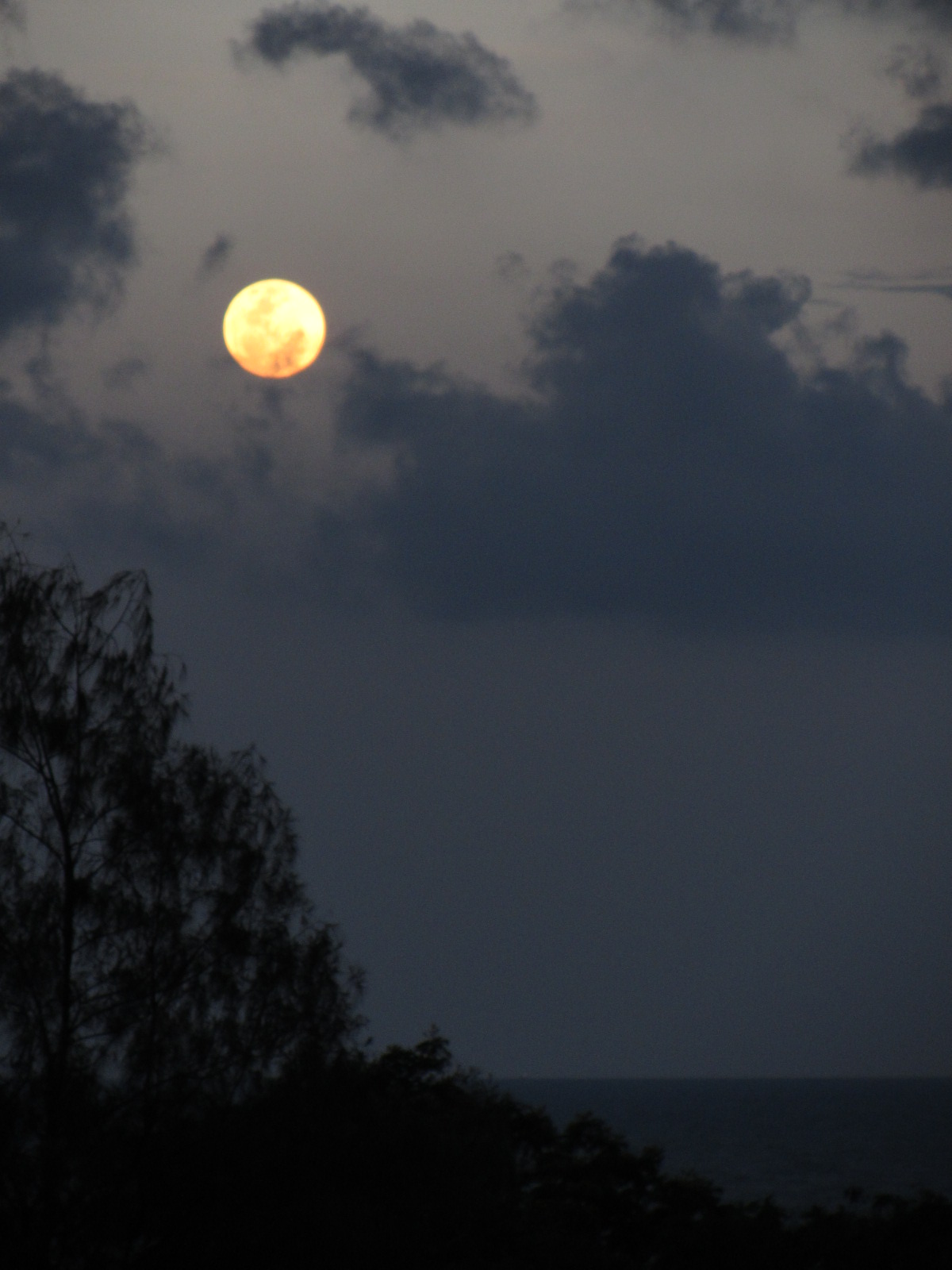 Thailand Wat Huay Mongkol (and the full moon)