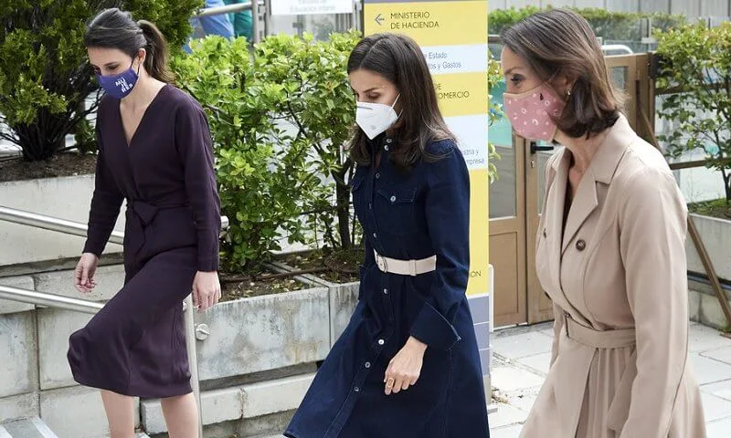 Queen Letizia wore a caddli stretch denim dress by Hugo Boss, and beethoven earrings by Tous. Minister Reyes Maroto and Minister Irene Montero