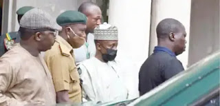Jami'an tsaro sun tasa keyar tsohon dan majalisa Farouk zuwa gidan yarin Kuje Jami'an tsaro sun tasa keyar tsohon dan majalisa Farouk zuwa gidan yarin Kuje