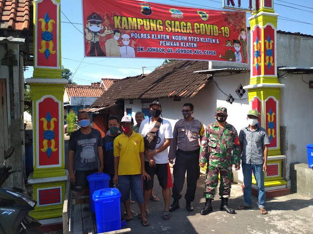Babinsa Koramil 23/Ceper Bersama Bhabinkamtibmas Dan Masyarakat Membuat Kampung Siaga Covid-19