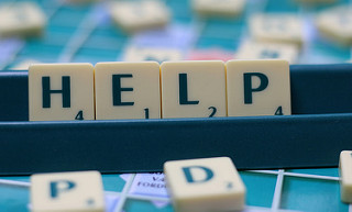 HELP, escrito con piezas de Scrabble